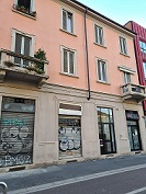 negozio con una vetrina con retro e cortile di pertinenza negozio con una vetrina con retro e cortile di pertinenza